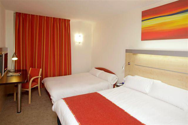 Holiday Inn Express Vitoria By Ihg Phòng bức ảnh